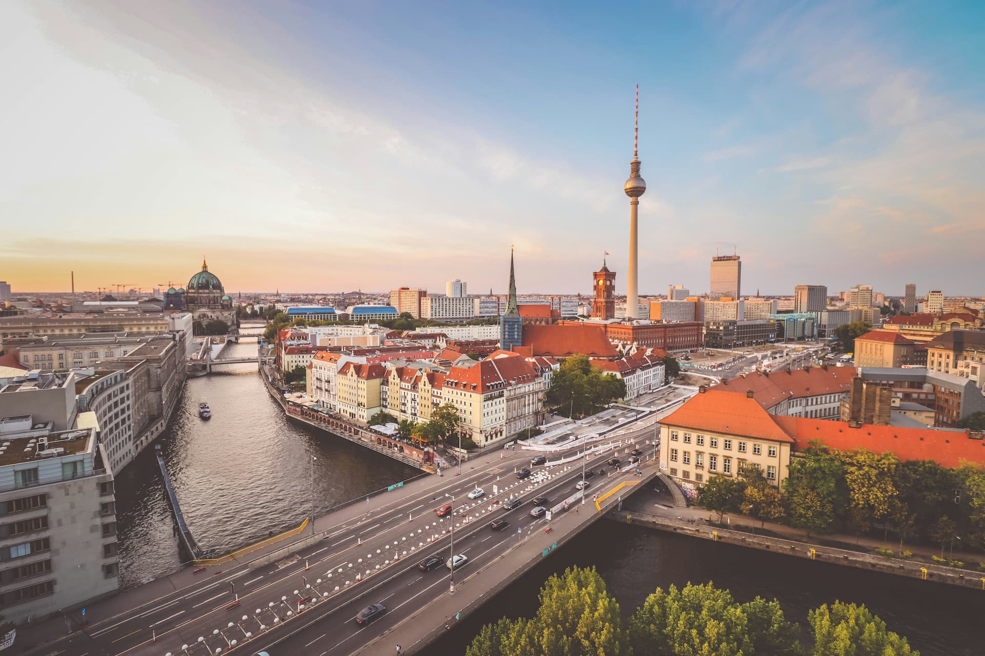 Panoramablick über Berlin mit Fernsehturm und Spree – Immobilienmarkt in der deutschen Hauptstadt