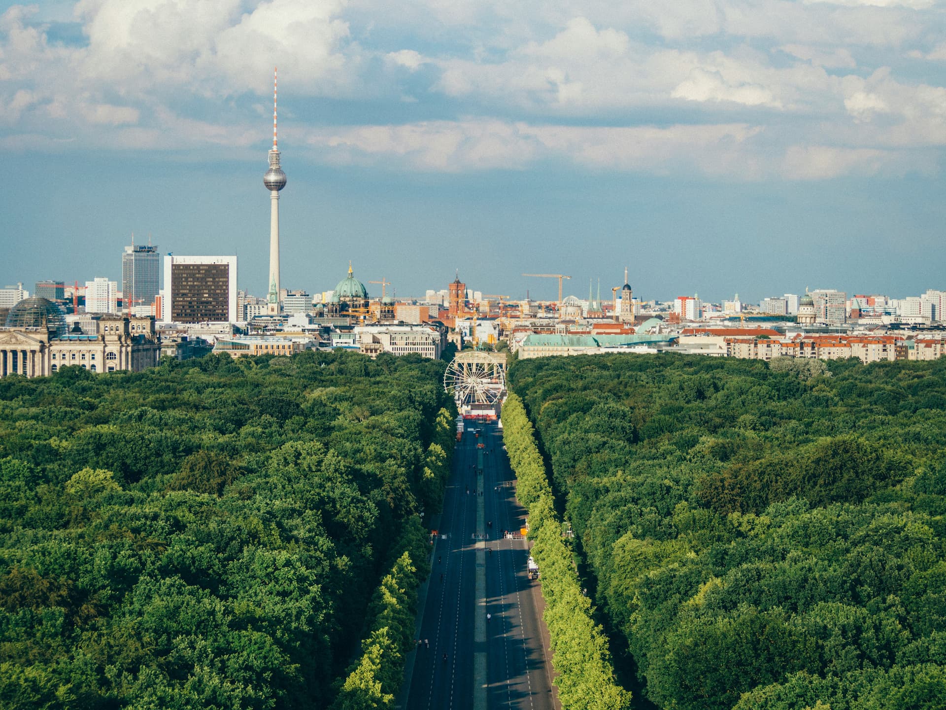 Luftaufnahme Berlin mit Fernsehturm und Tiergarten – Immobilienmarkt und Wohnungssuche in der Hauptstadt