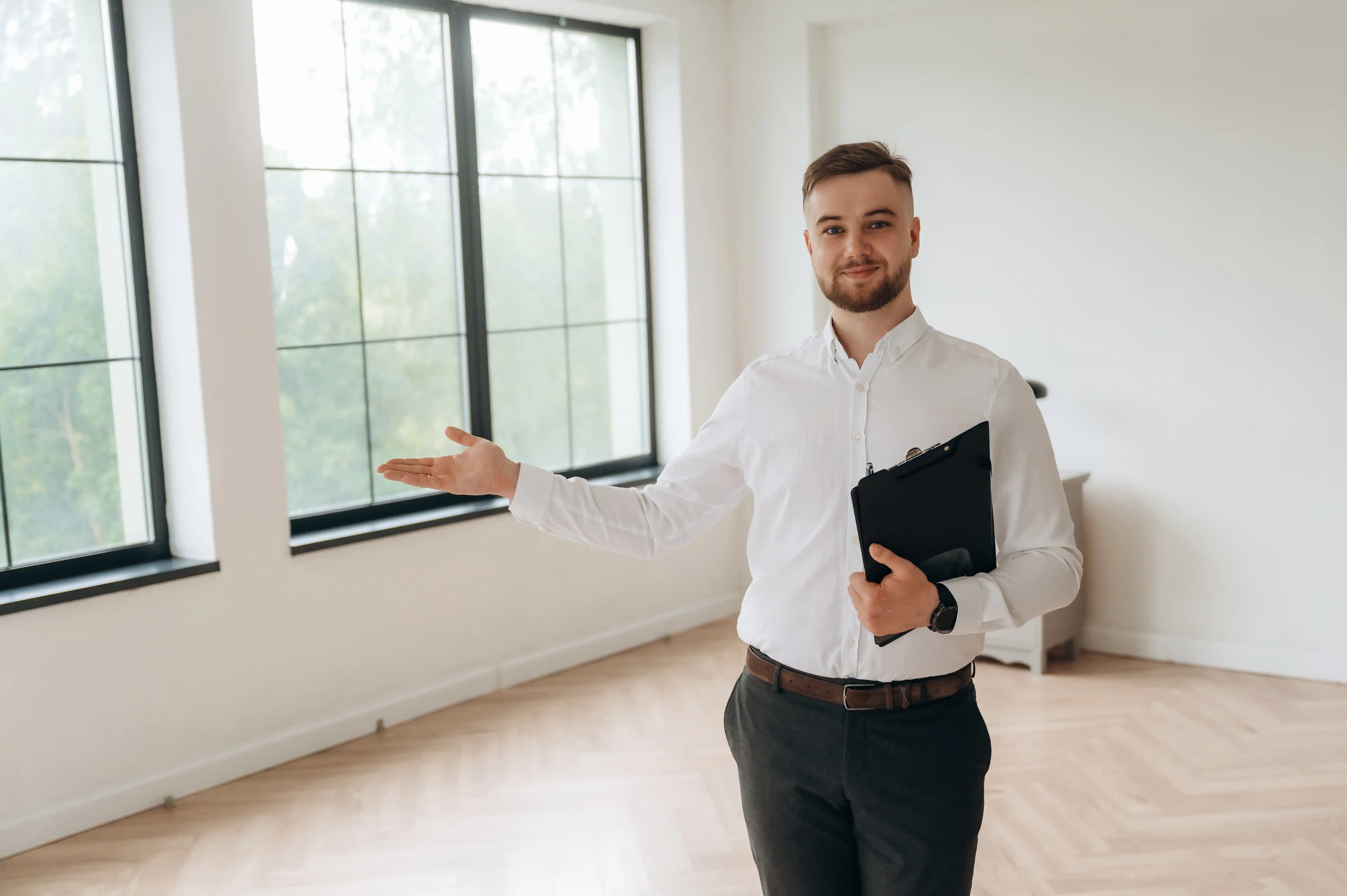 Real estate agent presenting a modern apartment in Berlin.