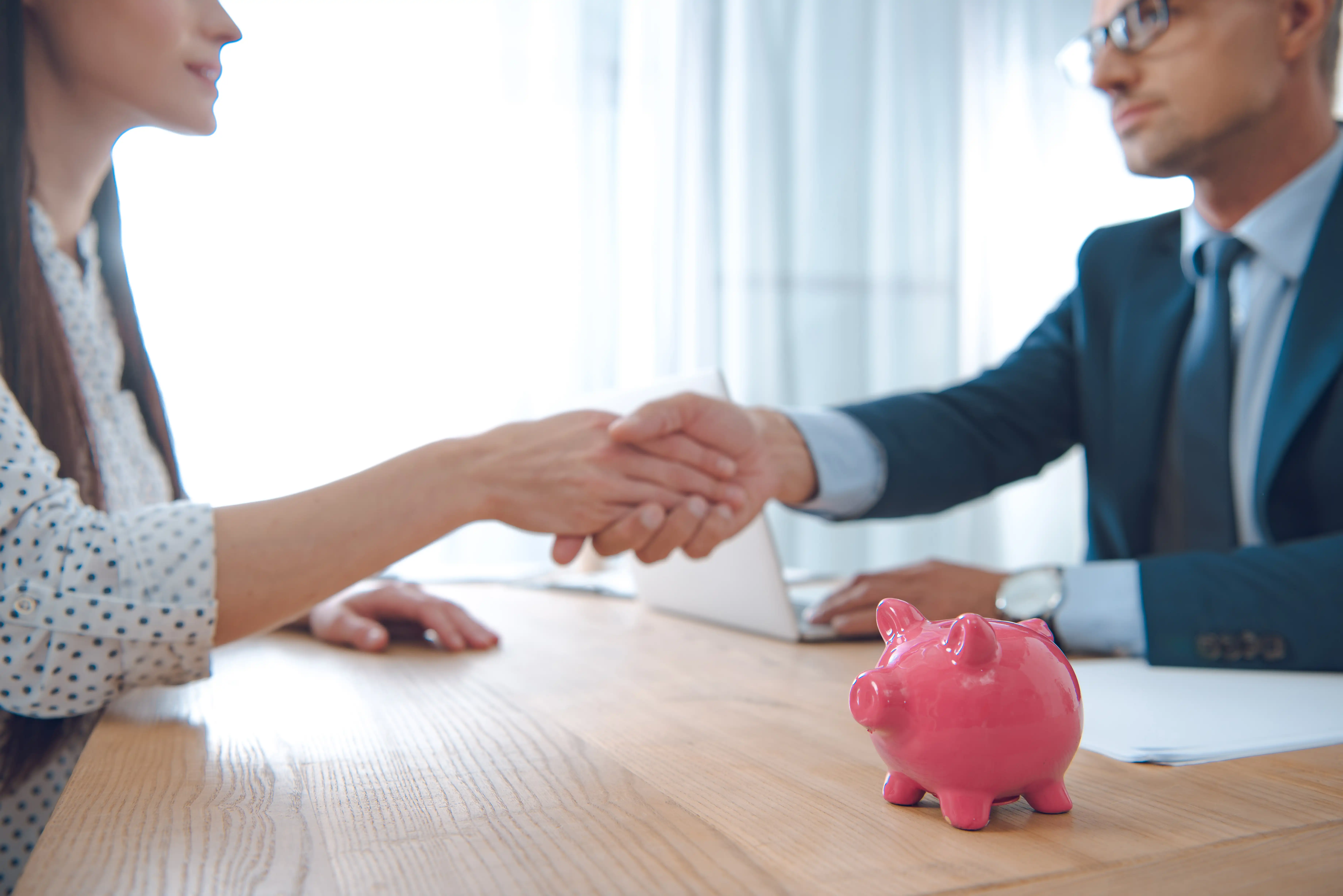 Buyer and advisor shaking hands – symbol of a successful property purchase.