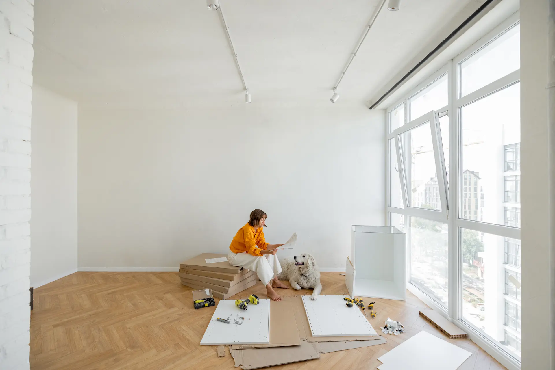 Woman planning renovation in bright Berlin apartment – sustainable renovation 2025