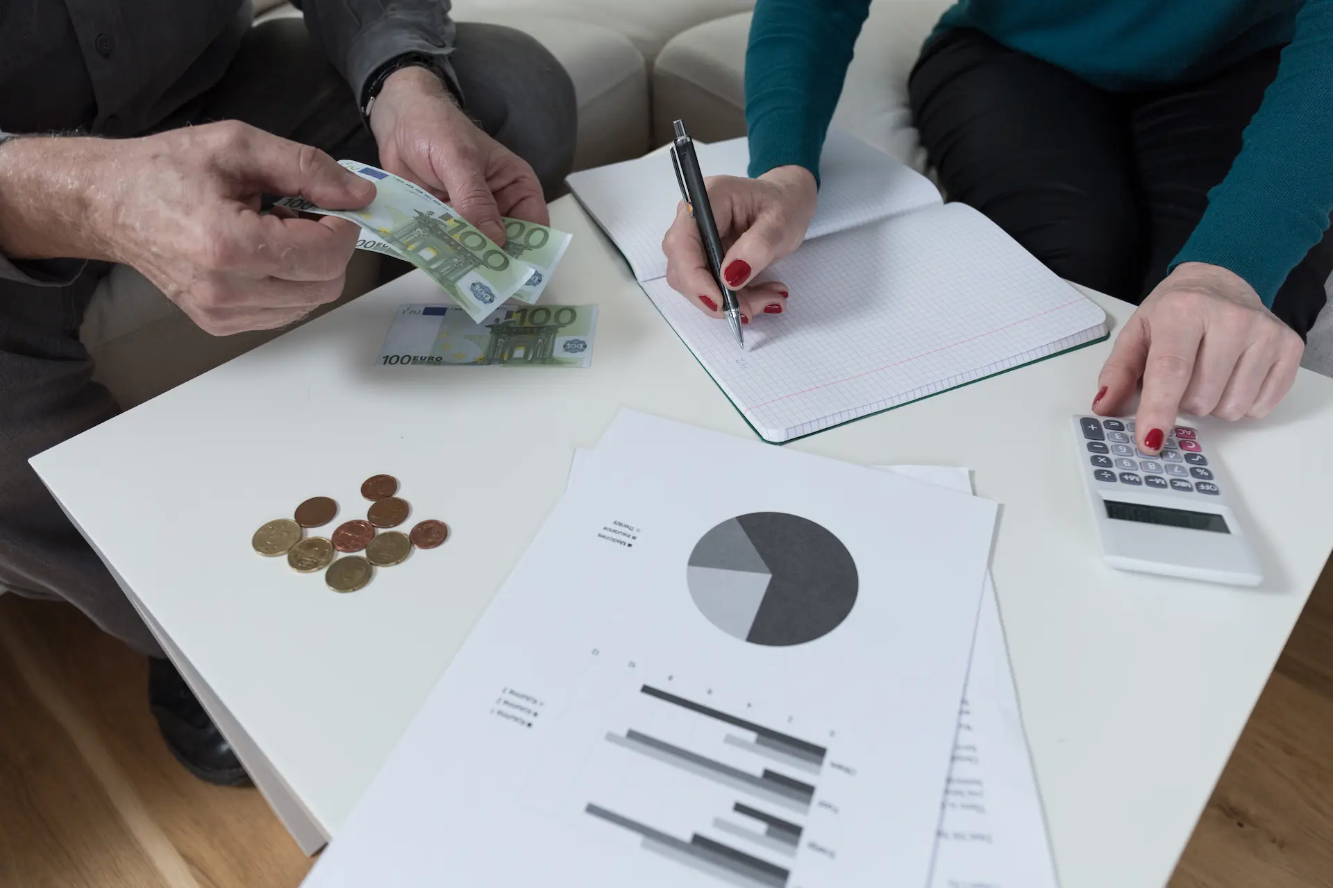 Couple planning budget and financing with Berliner Sparkasse – real-estate financing 2025