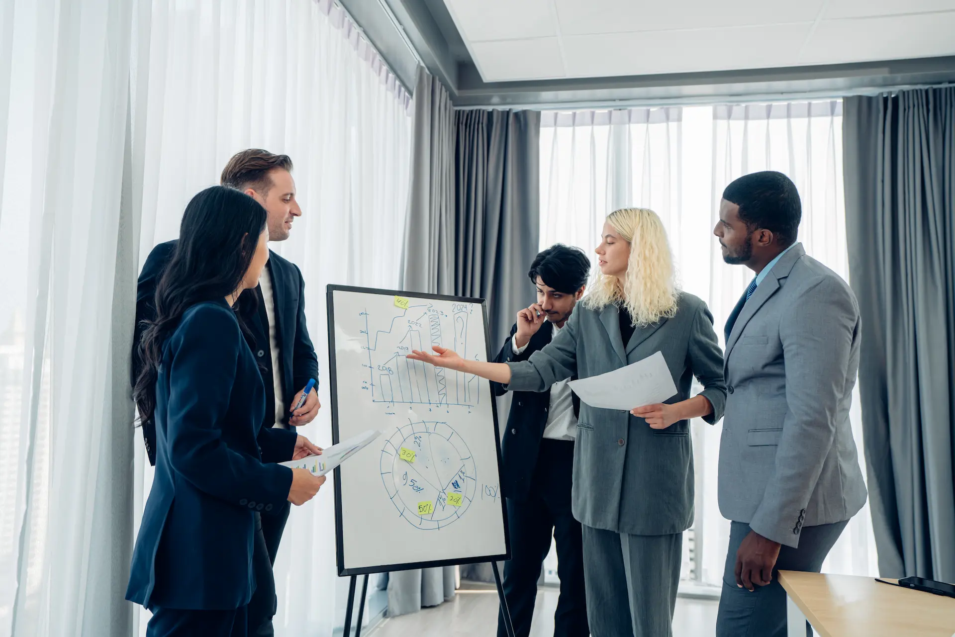 Team analyzing interest-rate trends and strategies for Berliner Sparkasse real-estate financing 2025