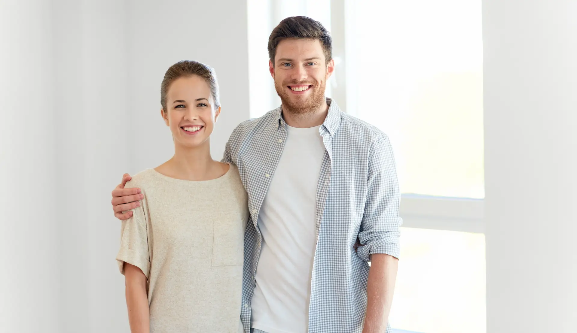 Happy couple after successful Berliner Sparkasse real-estate financing 2025