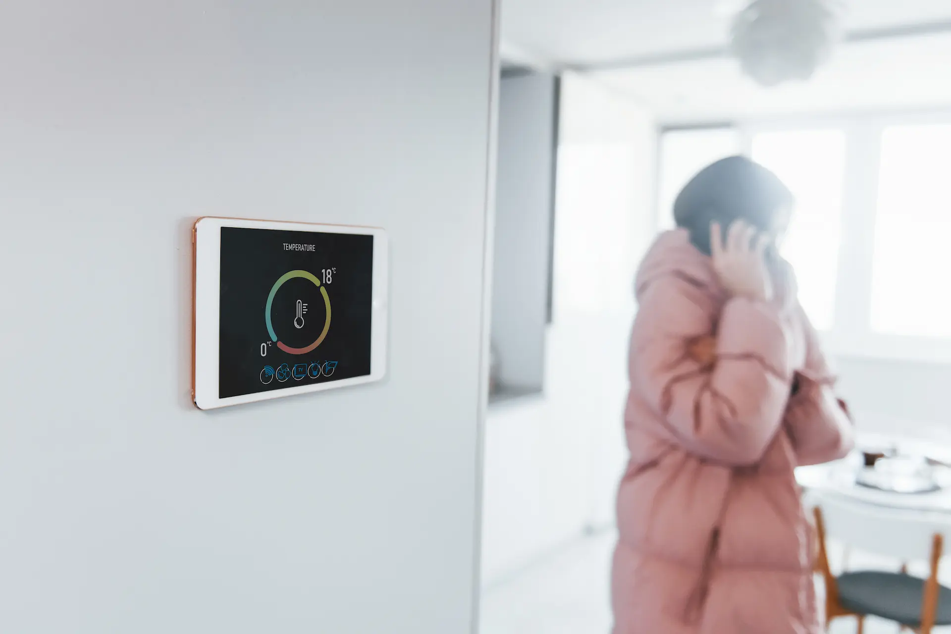 Smart home thermostat for efficient temperature control to increase comfort and energy savings