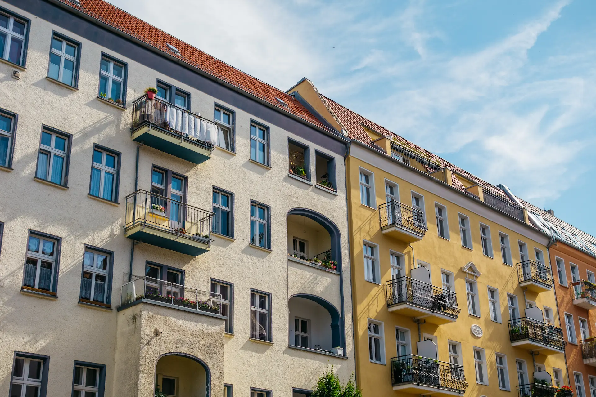 Bunte Altbauten mit Balkonen unter blauem Himmel