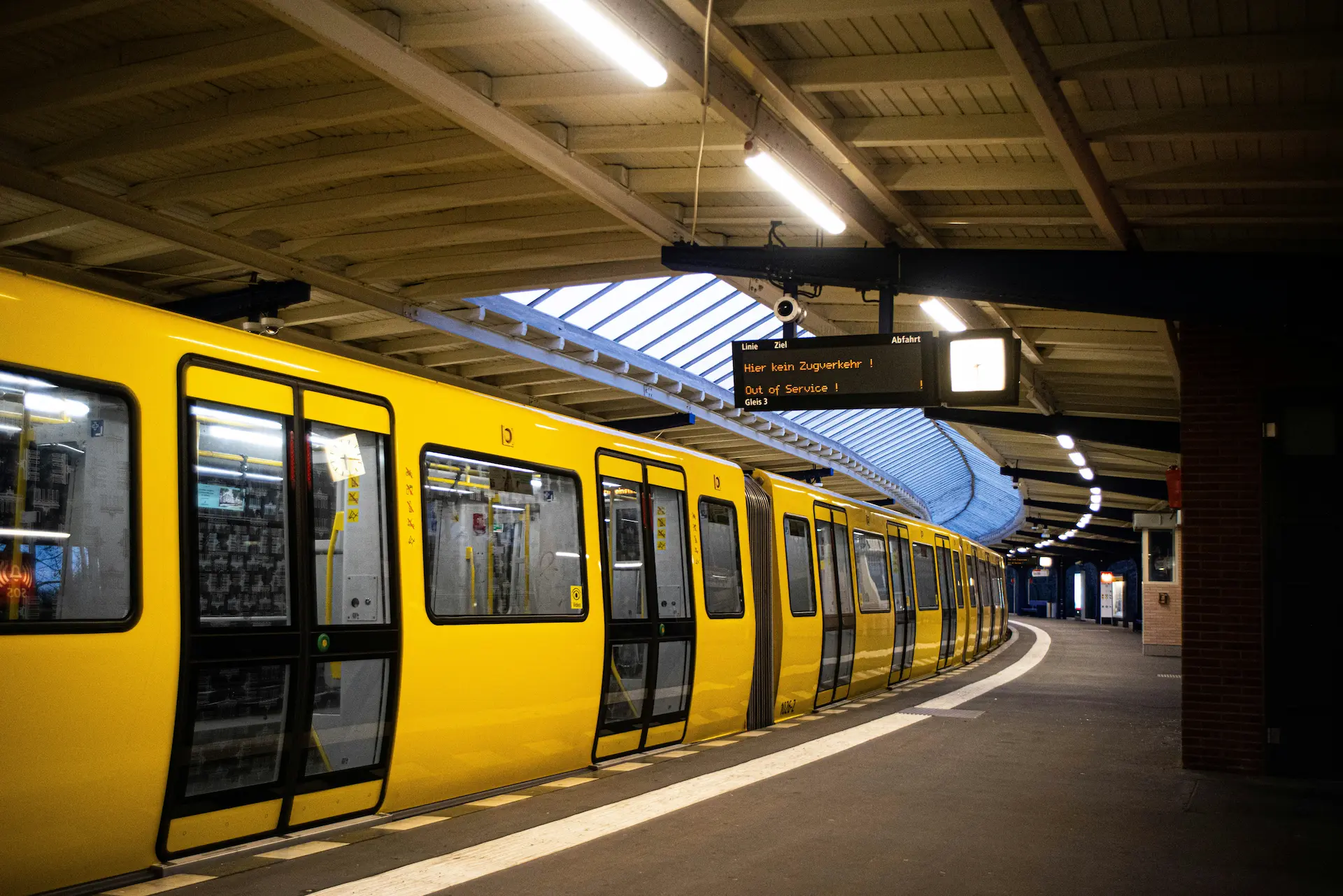 Gelbe Berliner U-Bahn im Bahnhof