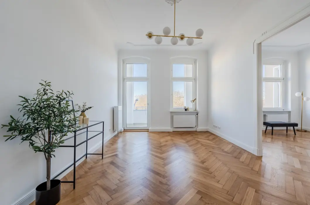 bright-living-room-access-balcony-berlin-apartment