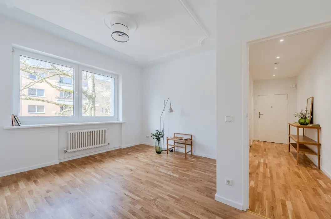 Schlafraum mit Blick in den Flur