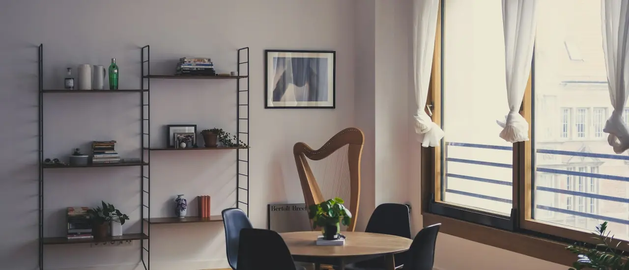 Modern eingerichtetes Wohnzimmer mit Essbereich und großen Fenstern in Berliner Wohnung