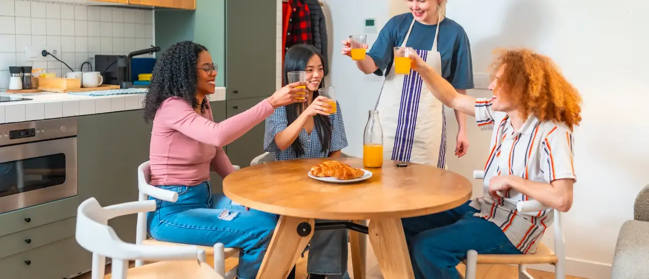 Helles Gemeinschaftszimmer in einem Berliner Co-Living-Apartment mit klassischem Altbau-Charme.