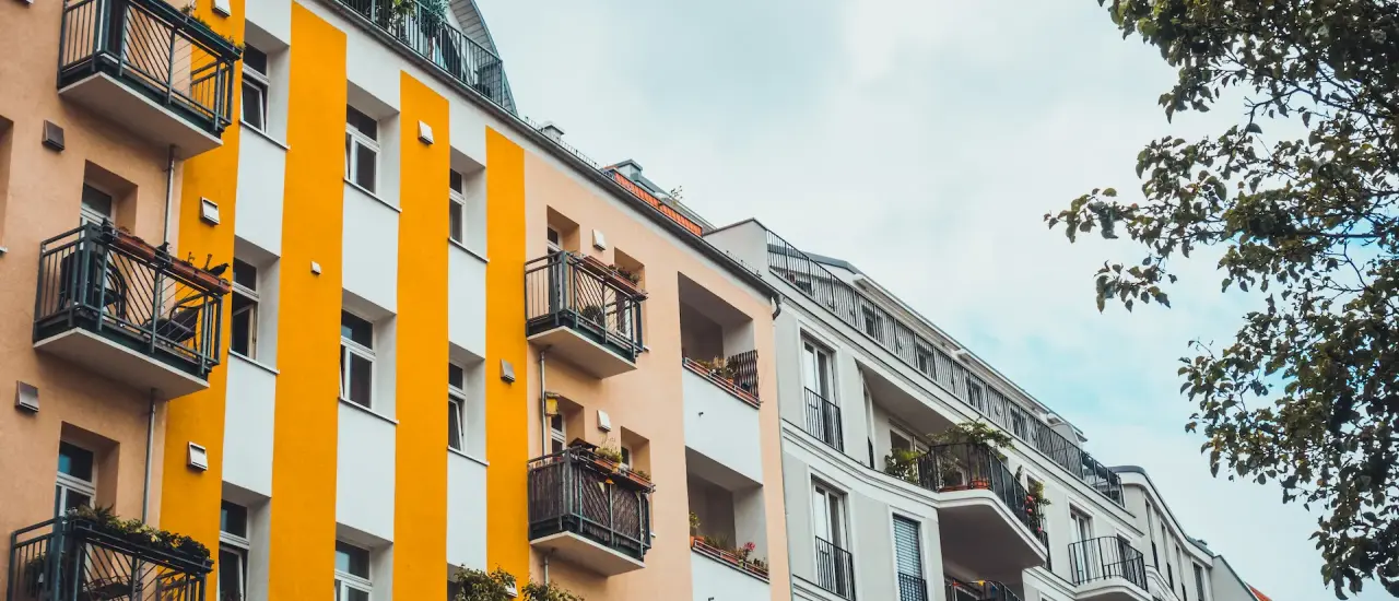 Bunte Berliner Altbauten mit Balkonen – Objekte für Immobilien Investment 2025