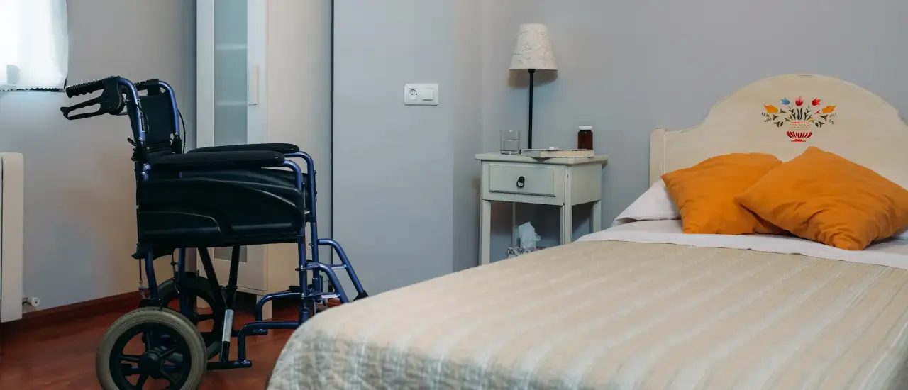 Schlafzimmer mit Rollstuhl neben dem Bett – barrierefreie Einrichtung für selbstbestimmtes Wohnen in Berlin