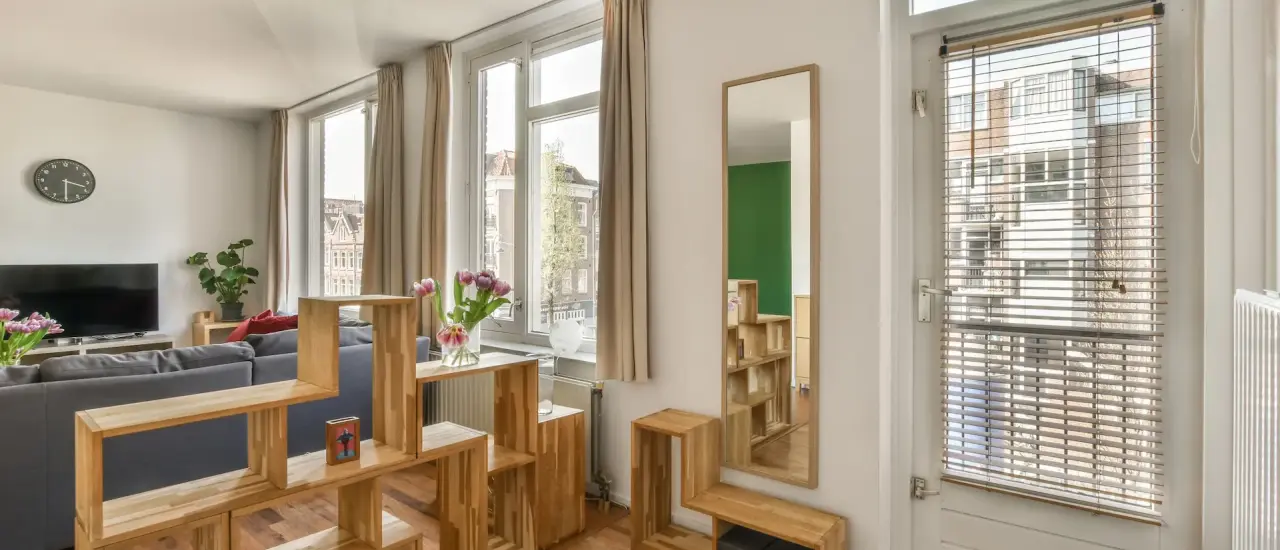 Heller, offener Wohnbereich mit Holzmöbeln in einer familienwohnung berlin.