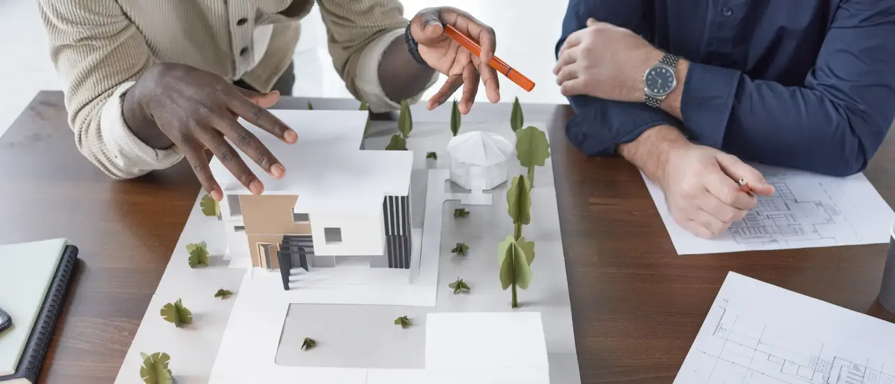 Architekten im Gespräch über ein Wohnbauprojekt – Teil moderner Strategien für Immobilien als Kapitalanlage Berlin.