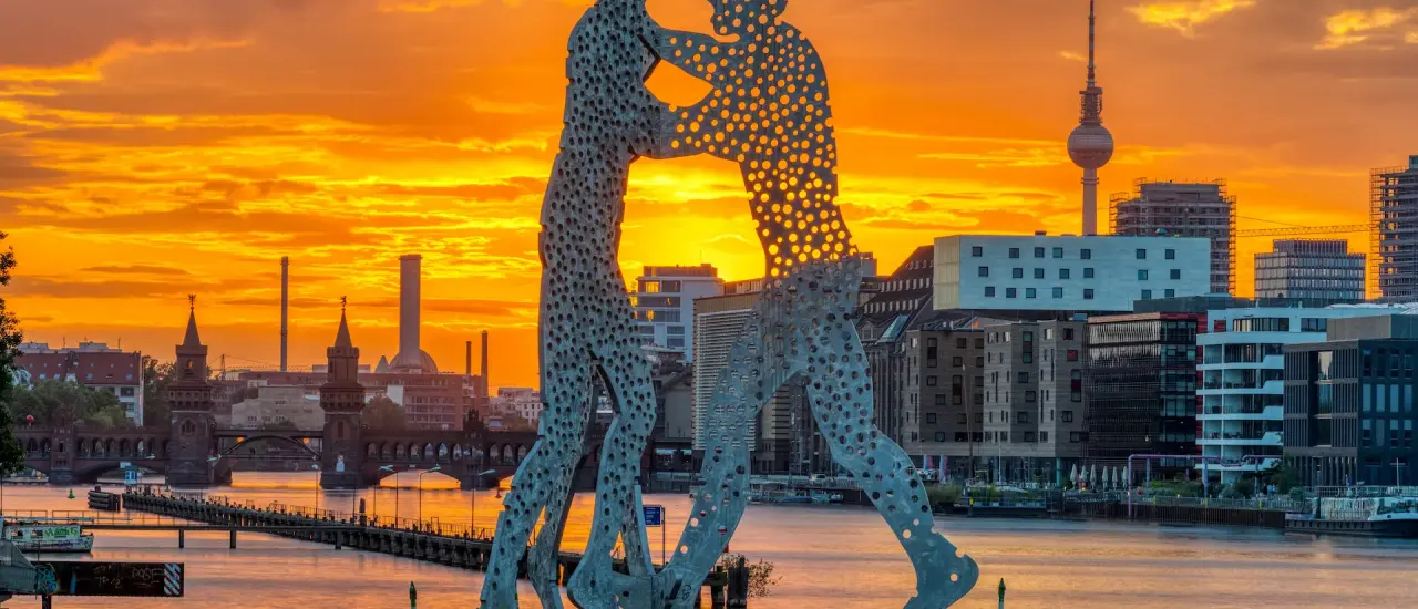 Berliner Skyline mit Molecule Man bei Sonnenuntergang – visuelle Darstellung des Immobilienmarkts in Berlin.