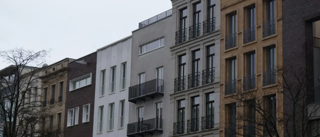 Berliner Kopfsteinpflaster-Wohnstraße mit geparkten Autos und Altbauten – städtische Wohnlage
