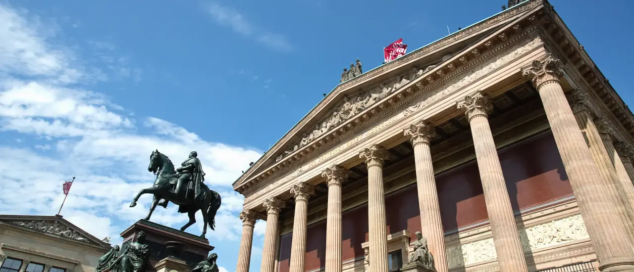 Klassisches Theatergebäude mit Säulen und Reiterstatue