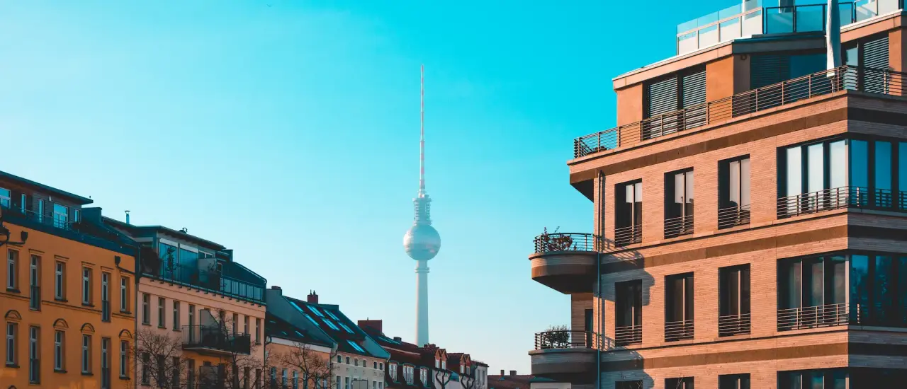 Fernsehturm zwischen Altbauten und modernen Häusern