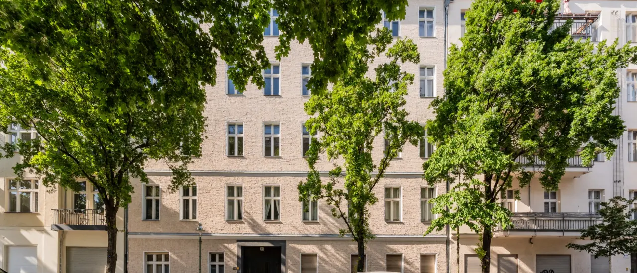 Klassische Altbaufassade in urbaner Nachbarschaft