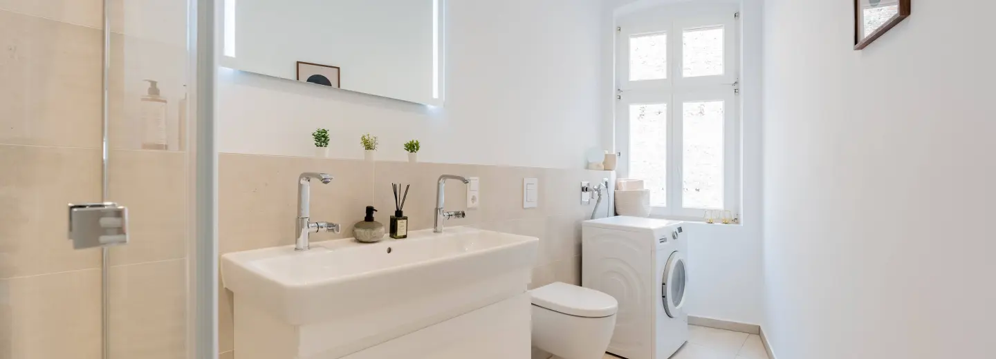 Bright and Clean Bathroom Design_21