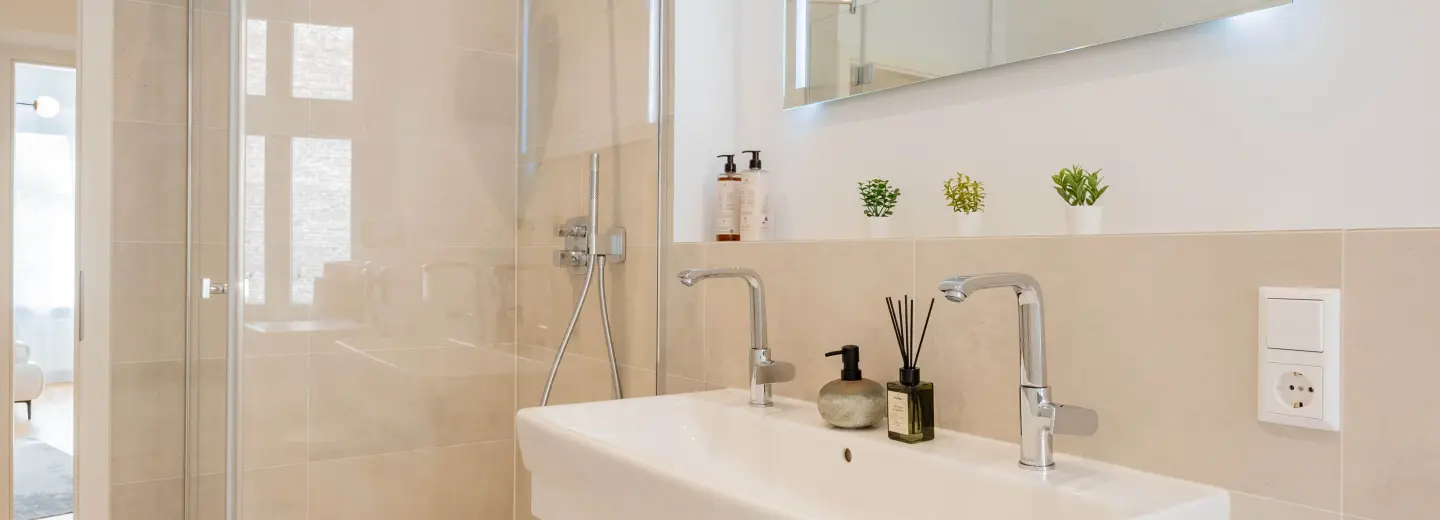 Bright and Clean Bathroom Design_24