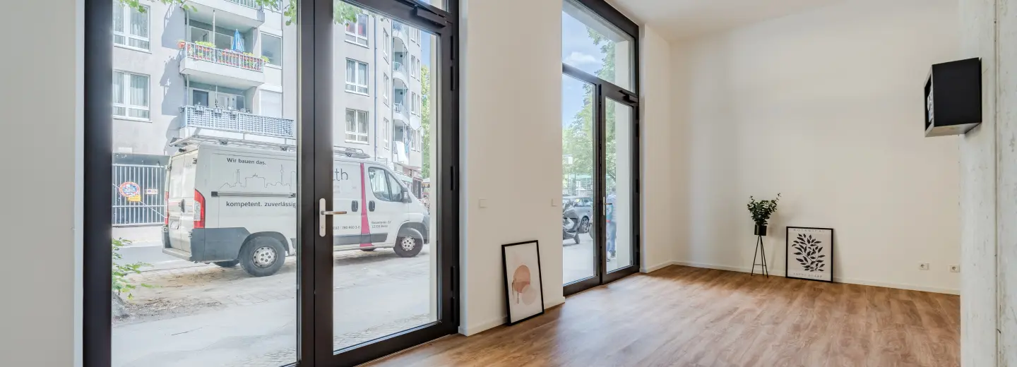 Verkaufsraum mit Fensterfront