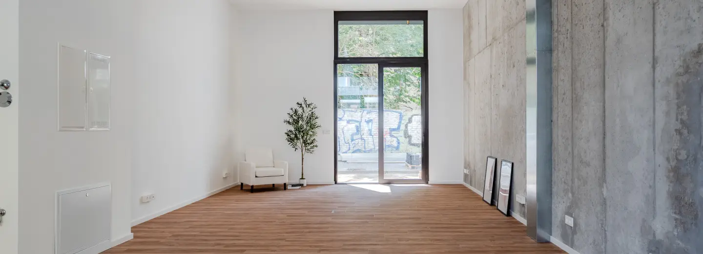Langer Verkaufsraum zur Front