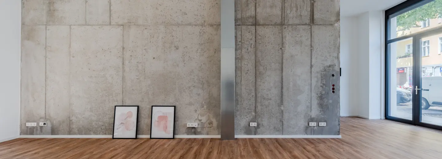 Sichtbetonwand im Verkaufsraum