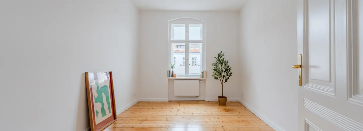 Schlafzimmer mit Dielenboden und Kassettentür