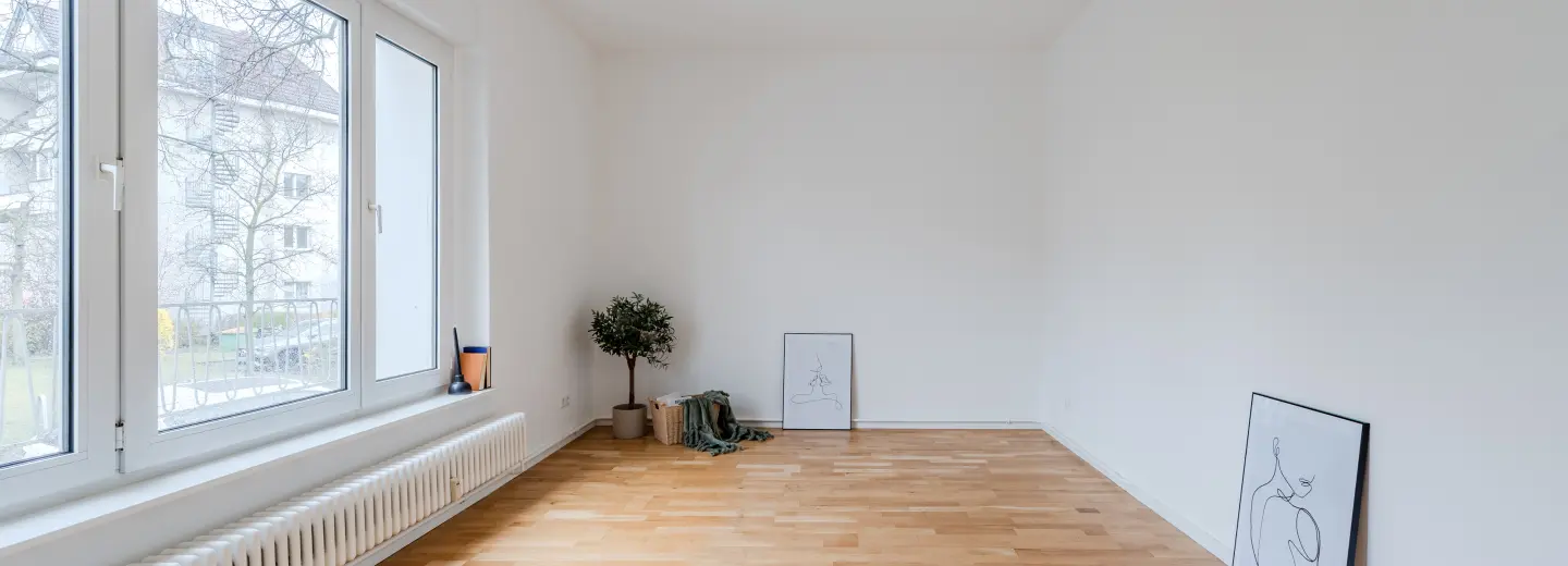 Schlafzimmer mit tiefen Fenstern