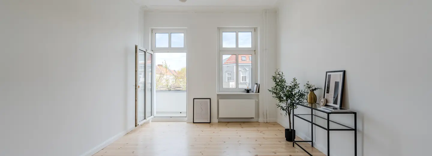 Wohnzimmer mit Balkonzugang und Dielenboden