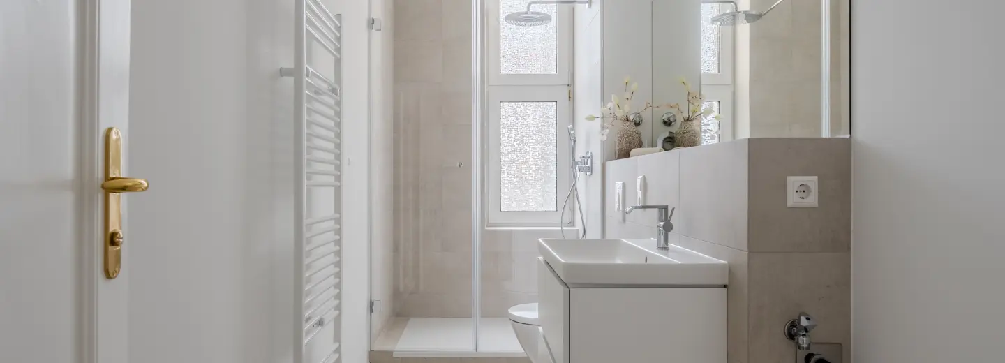 Modernes Bad mit Dusche, Fenster und Waschtisch