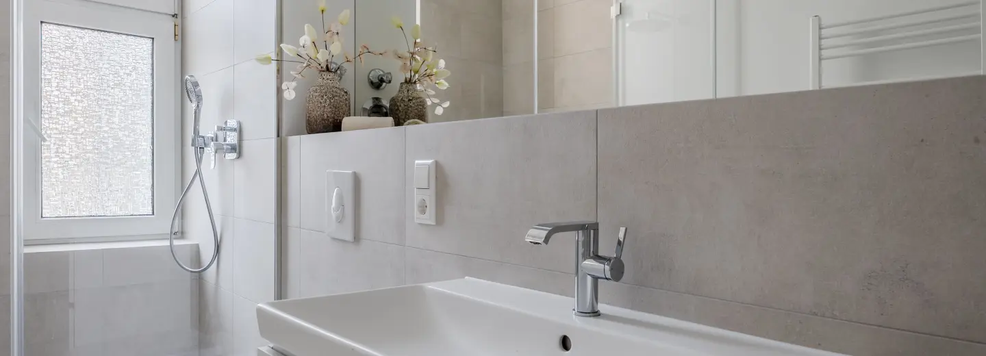 Bad mit Waschtisch, WC und bodengleicher Dusche