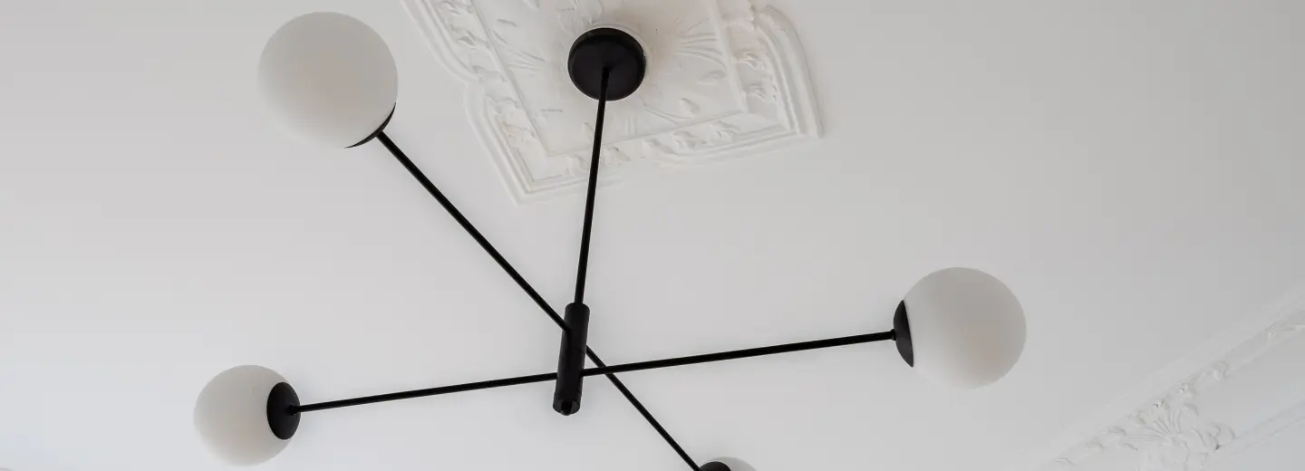 Stuckdetail mit Leuchte an hoher Decke