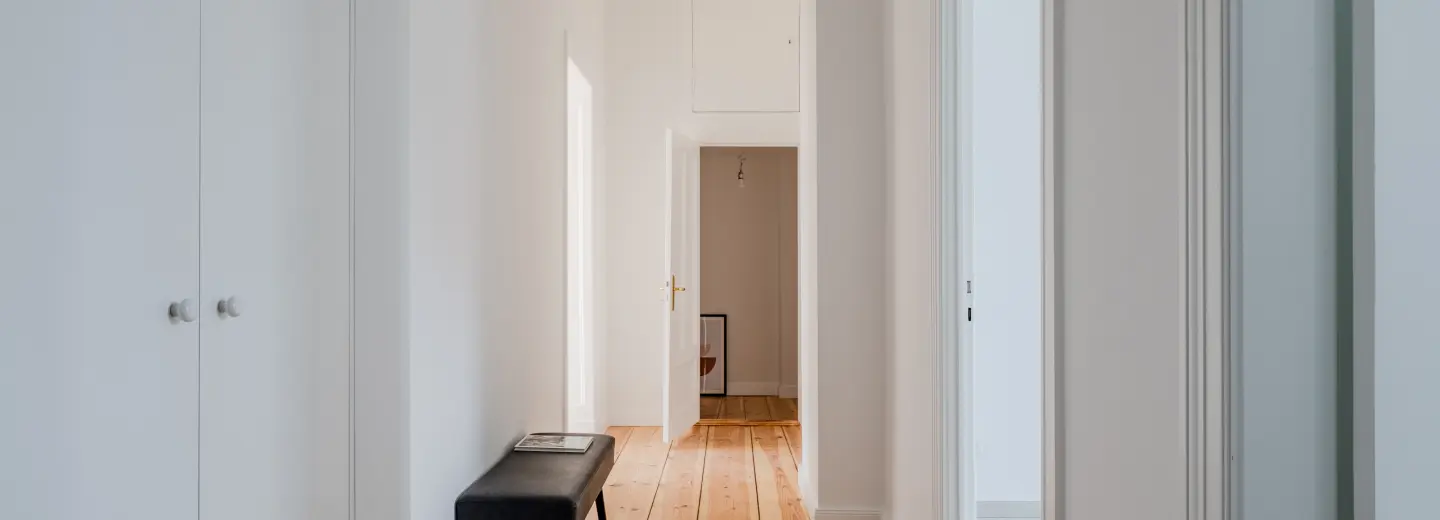 Flur mit Dielenboden und Blick in die Wohnung