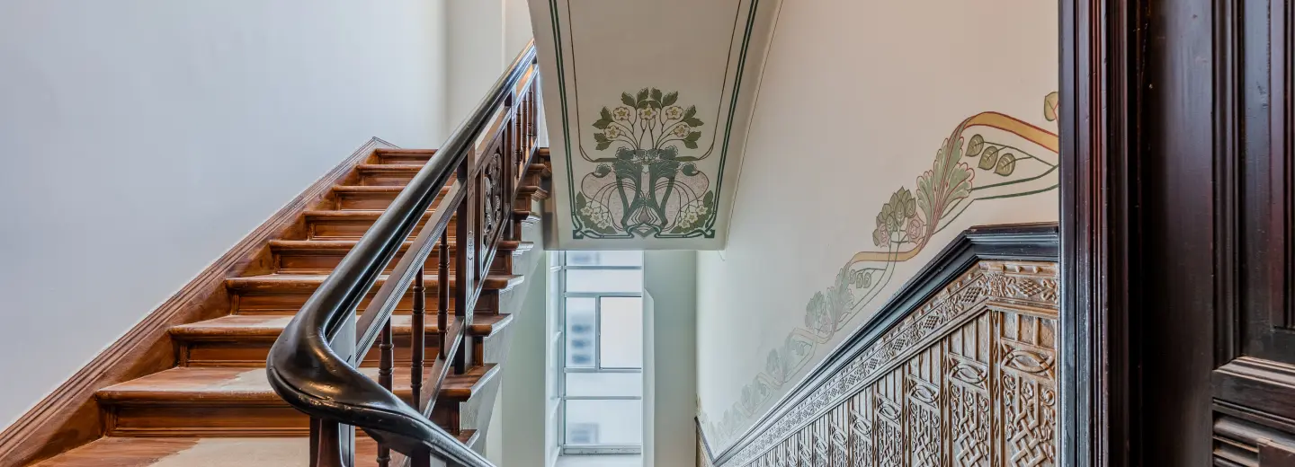 Jugendstil-Treppenhaus mit Holztreppe