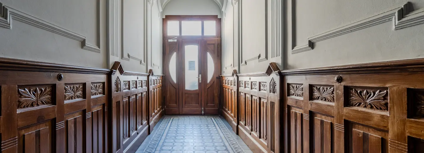 Jugendstil-Hauseingang mit Holzvertäfelung