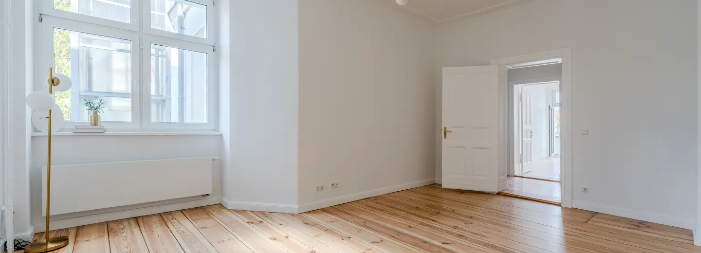 Helles Schlafzimmer mit Stuck und Dielenboden