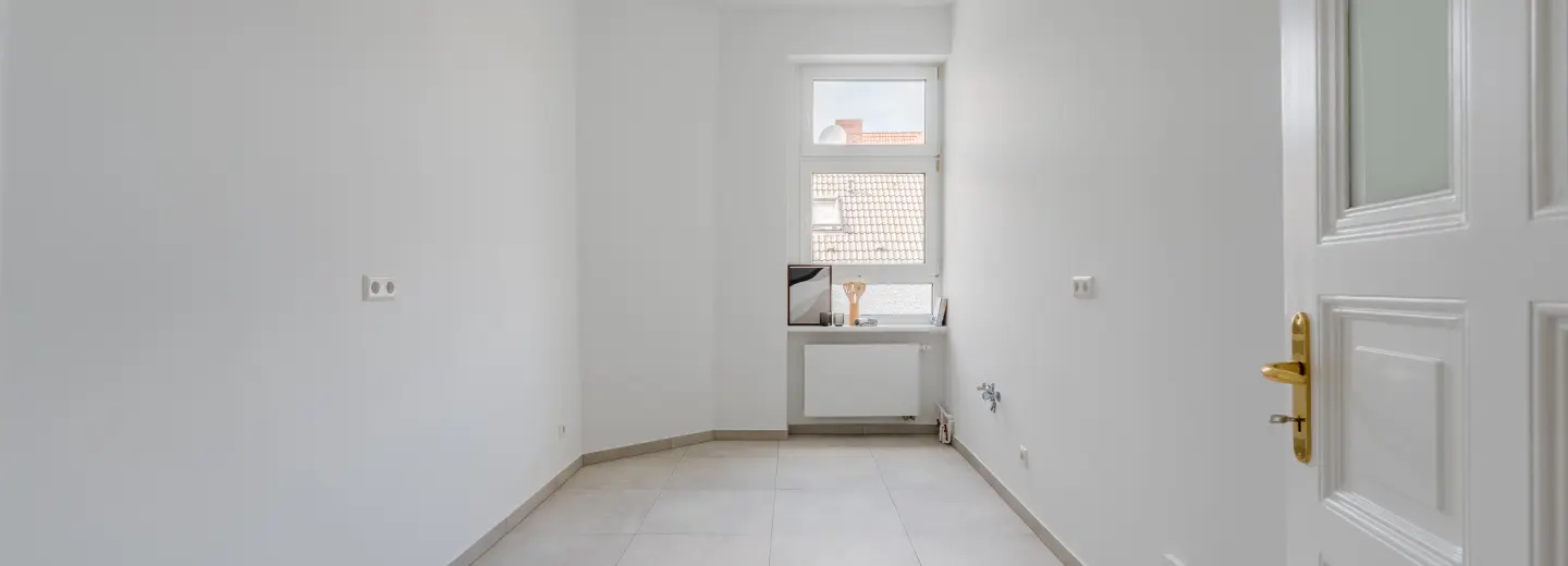 Hochwertige Küche mit Fenster und Einbaugeräten