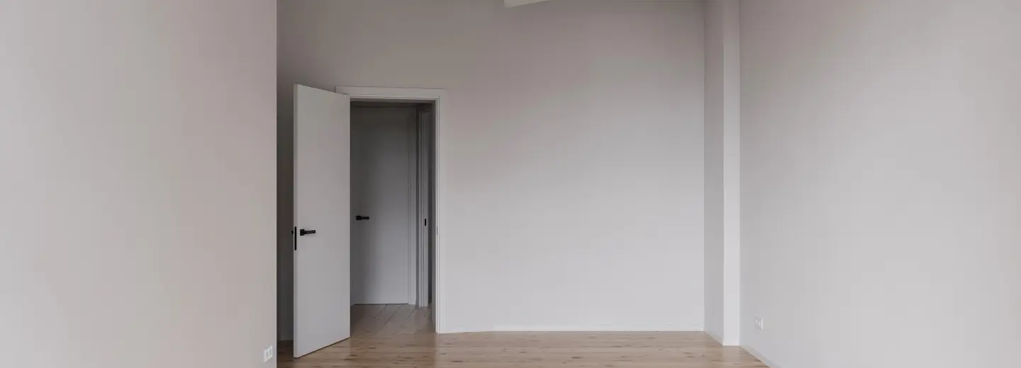 Wohnraum mit Balkontür und großem Fenster