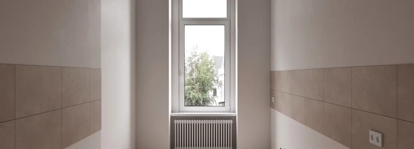 Separate Küche mit Fenster und heller Fliese