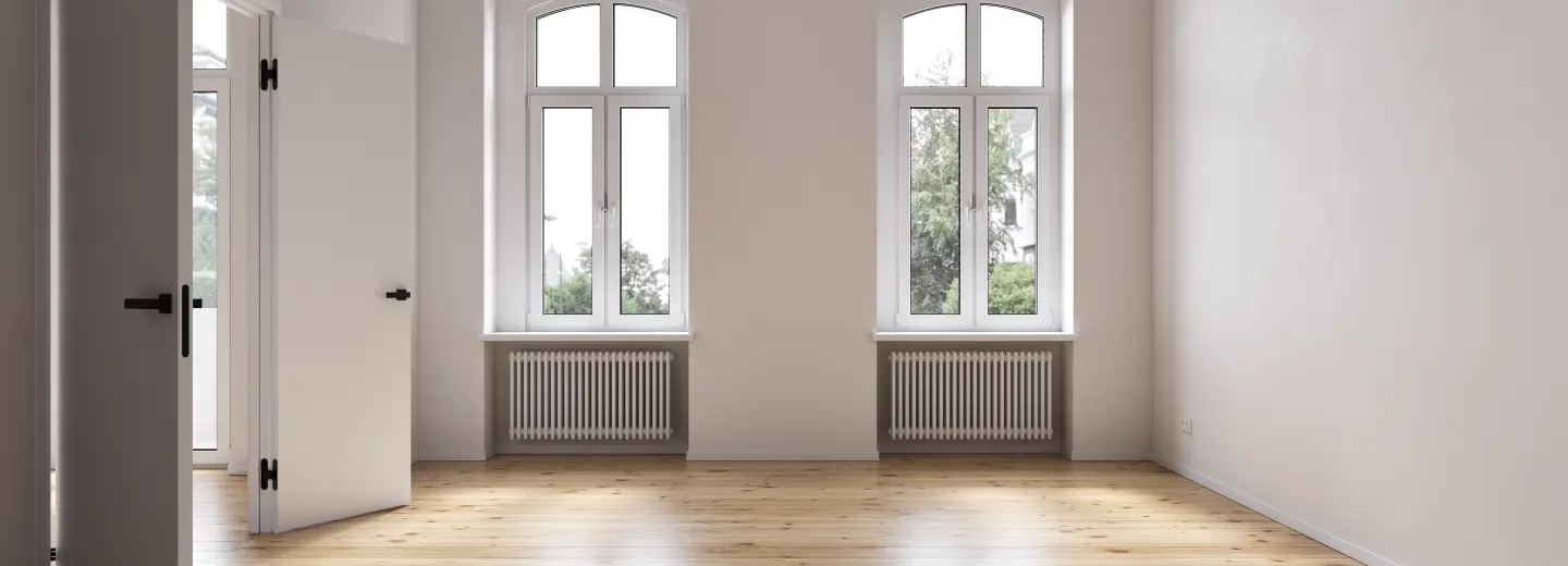 Lichter Wohnraum mit Altbaufenstern