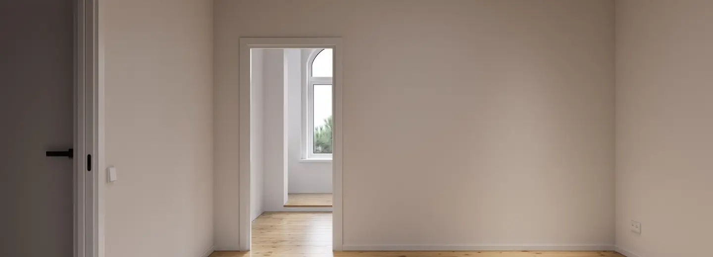 Zimmer mit Durchgang und originalem Dielenboden