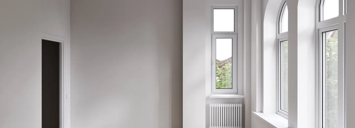 Wohnraum mit Rundbogenfenstern und Dielenboden