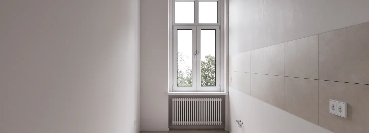Küche mit Fenster und Fliesenspiegel