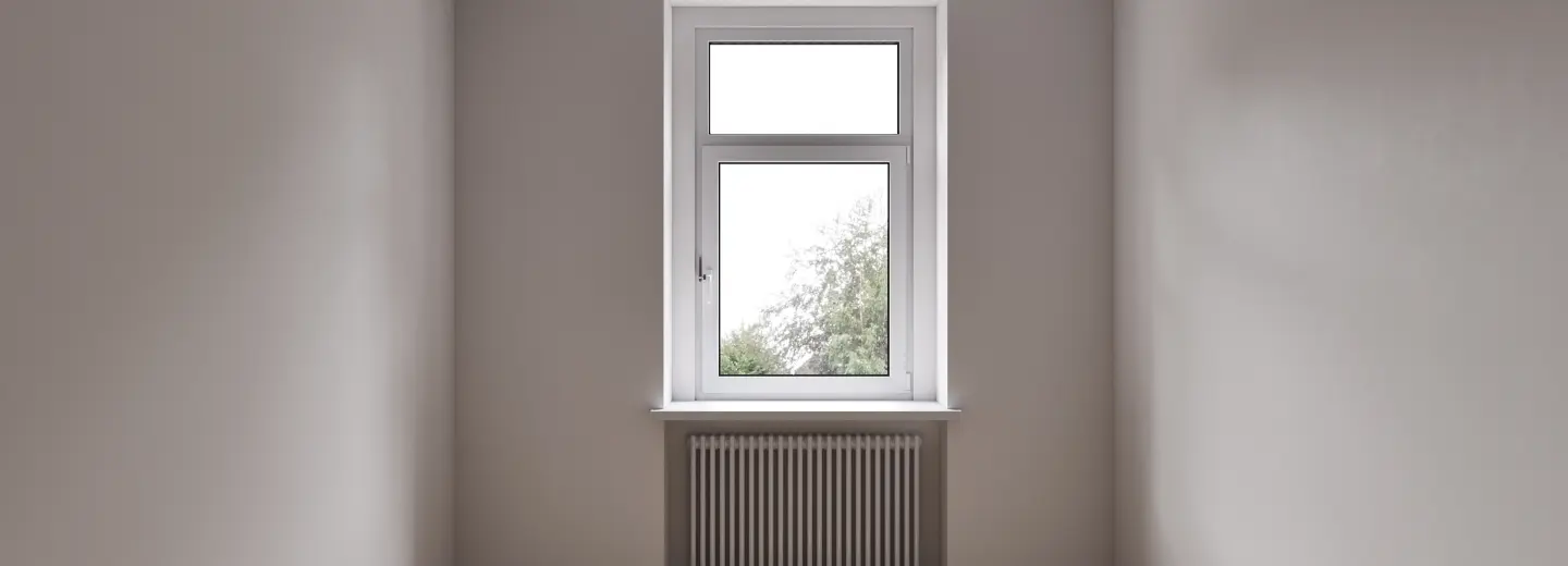 Helles Zimmer mit Dielenboden und Fenster