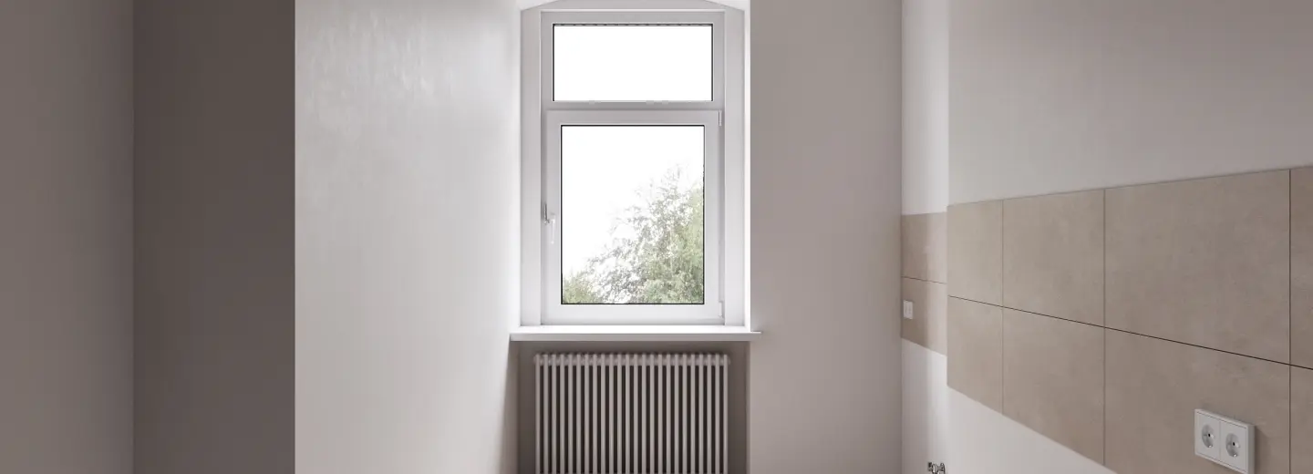 Küche mit Fenster und Fliesenspiegel