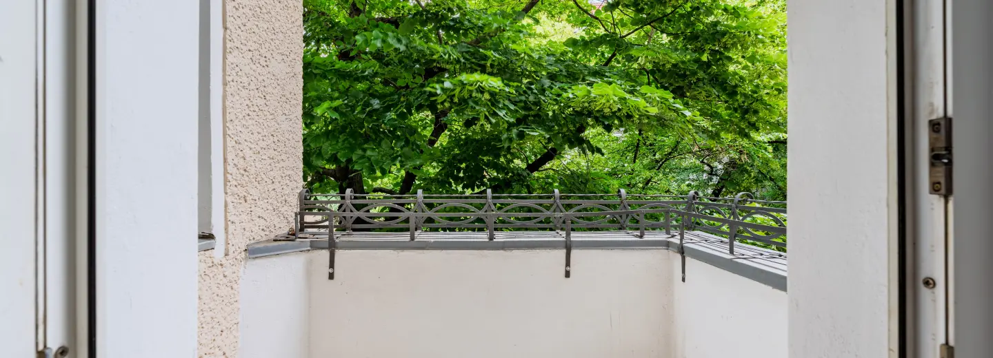 Balkon mit grünem Blick 