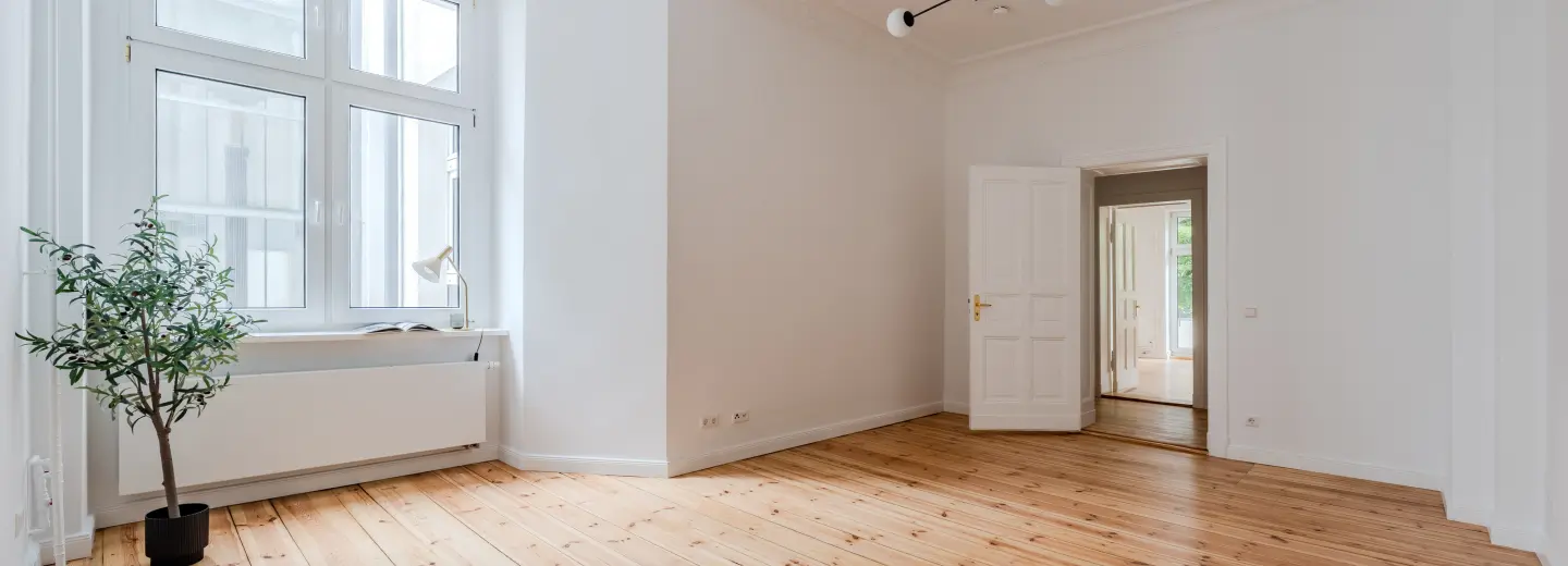 Helles Zimmer mit breiten Dielen 
